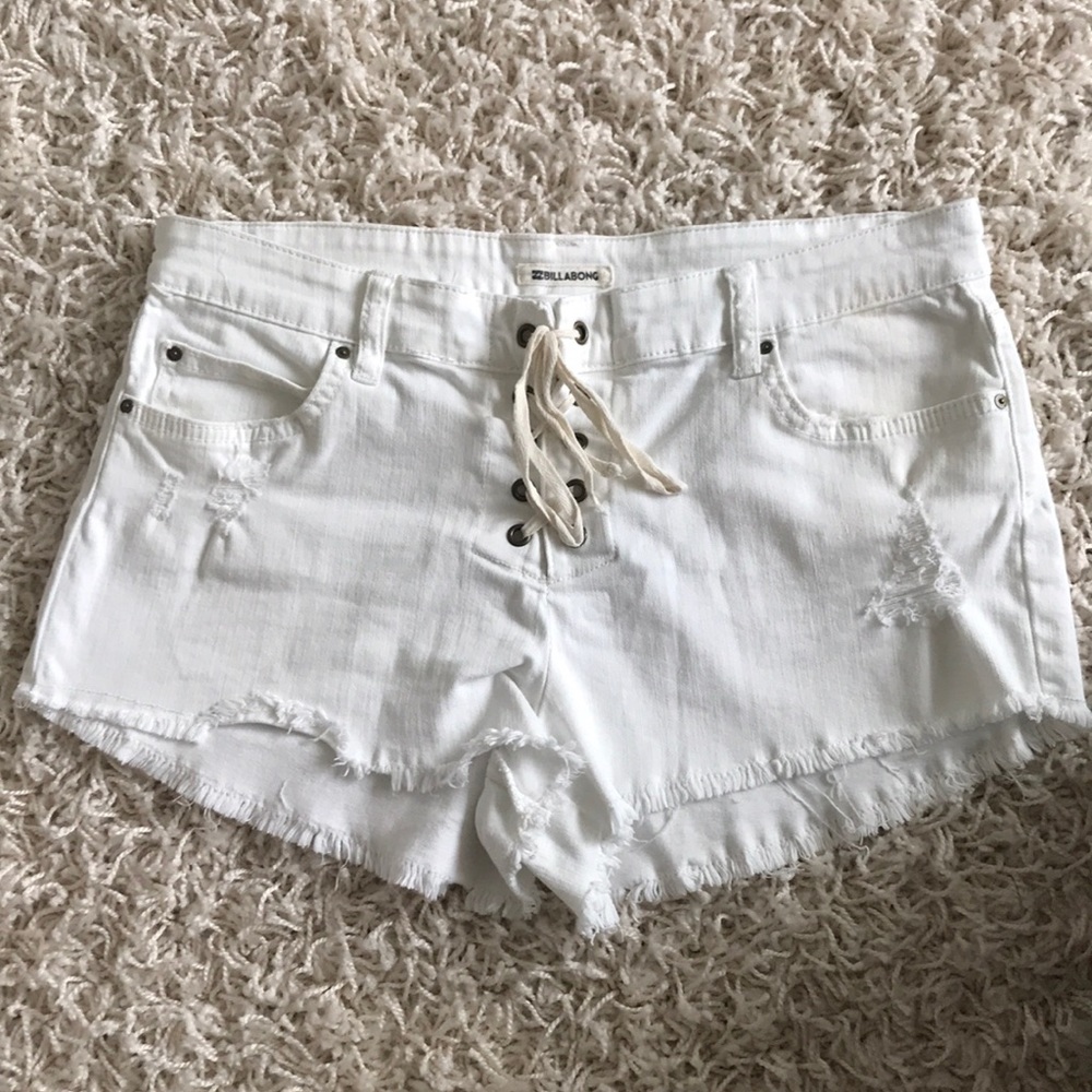 White denim BILLABONG shorts 🌊